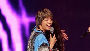 [포토] 에프엑스 엠버, 크리스탈과 격한 포옹