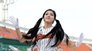 [포토] 치어리더, 끝장 각선미에 男心 잡는 깜찍 손짓