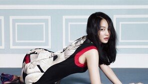신민아, 도발 포즈로 ‘완벽 뒤태 과시’