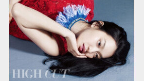 신민아, 바닥에 누워 몽환적 표정…‘아련해’