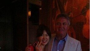 ‘마당발’ 안선영, 히딩크 감독 꼭 안고 ‘인증샷’ 