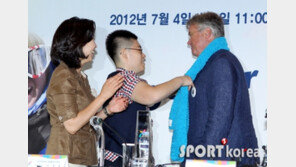 [포토] 나경원 의원과 같이 목도리 선물 받은 히딩크 감독 