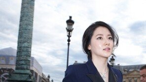 ‘쌍둥이 엄마’ 이영애, 파리서 포착 ‘명품 미모’ 