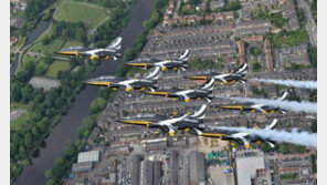 ‘블랙이글스’ 영국 에어쇼서 고난도 곡예기동 선보여