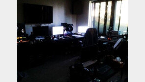 박유천, 작업실 공개 ‘어두운 방에 모니터만…안질환이라더니!’