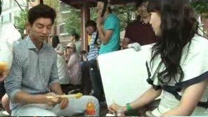 수지 속눈썹 ‘툭’ 떨어지자 공유 섬세한 매력 발산