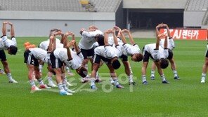 [포토] ‘K리그 올스타’ 몸 푸는 선수들…유연성 최고!