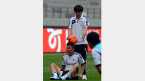 [포토] ‘K리그 올스타’ 신태용 ‘윤빛가람 너가 그렇게 헤딩을 잘 한다면서?’