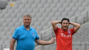 [포토] 히딩크 감독 ‘10년전엔 정환이가 대세였지’