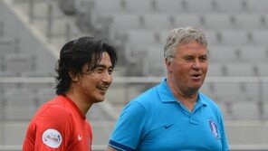 [포토] ‘K리그 올스타’ 히딩크 감독 ‘정환이는 여전히 꽃미남이야’