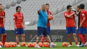 [포토] 히딩크 감독, 10년이 지났어도 여전한 감독의 포스