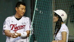 [포토] 최동수, 배트걸과 무슨 얘기 주고 받길래?