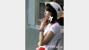 [포토] 배트걸, 예쁜 리본달고 멍…귀여운 4차원 매력 발산