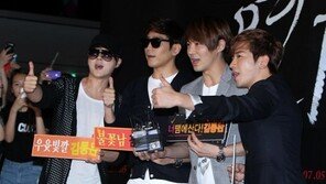 [포토] 신화, 플래카드 들고 김동완 응원  ‘의리 끝판왕’