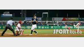 [포토] 신경 쓰여서 그런가? 범타로 물러나는 김현수