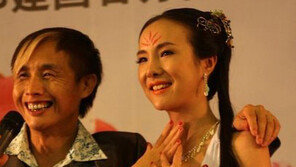 ‘노출여왕’ 간루루, 이번에는 기저귀 패션?… 스스로 옷고름 풀어