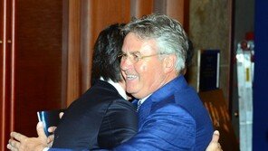 “기념식 왜 20분 늦었어요?” ‘캡틴’에 한방 먹은 히딩크