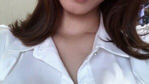 정인영 아나운서, 흰색 셔츠-오똑 콧날로 여신 미모 드러내