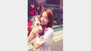 강지영, 민낯의 수수한 차림에도 남다른 볼륨감