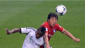 [포토] ‘K리그 올스타전’ 황선홍, 2002년 실감나는 헤딩