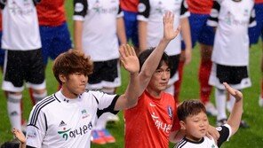 ‘K리그 올스타전’ 홍명보, 여유로운 ‘파넨카 킥’ 눈길