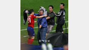 ‘K리그 올스타전’ 박지성-히딩크, 10년 전 포옹 세리머니 다시 선보여