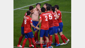 [포토] ‘K리그 올스타전’ 최용수, 골 넣고 동료들에 의해 입 봉인(?)