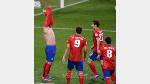 [포토] 최용수, 과감한 상의 탈의…뱃살이 출렁 ‘헉!’