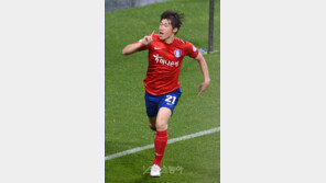 ‘K리그 올스타전’ 발로텔리부터 볼링공-월척까지… 센스 세리머니에 관중 폭소