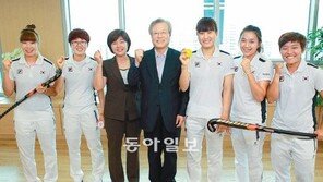 “런던 올림픽 파이팅”… 이석채 회장 여자하키 대표팀 격려