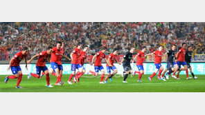 똥배 드러낸 최용수…손잡고 슬라이딩…웃음꽃 활짝