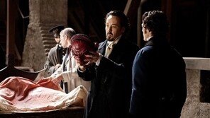 짜릿한 추리극 ‘더 레이븐’, 5일 개봉 외화 1위