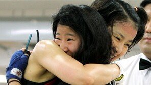 [포토] 이시영, 경기 끝난 후 ‘훈훈한 포옹’