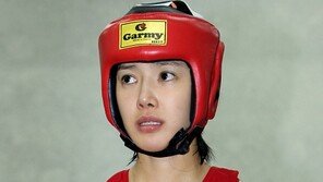 [포토] 이 꽉 깨문 이시영 ‘쌘 언니 포스’