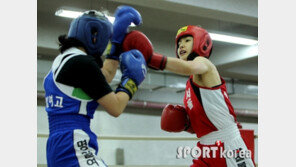 [포토] 이시영, 가드에 막힌 회심의 공격 ‘당황’