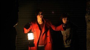 [SWOT로 본 새 영화] ‘두 개의 달’, 공포의 음울한 시소게임의 반전