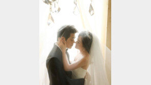 김기욱, 8일 결혼…8살연상 신부공개 ‘미모의 작가’