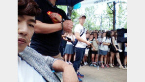 ‘신품’ 이종혁, 촬영장 공개…여고생 팬들 ‘인기 인증’