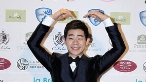 [포토] 김기욱, 8살 연상 신부 향해 ‘하트’ 만발