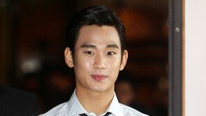 [포토] 김수현, 젠틀맨 비주얼… ‘남성미’ 물씬