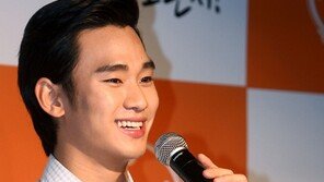 [포토] 김수현, 싱그러운 미소 ‘이슬 품은 듯’