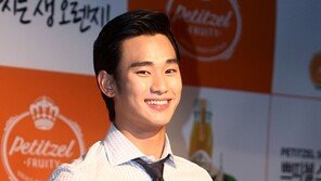 [포토] 김수현, 훈남 포스 폭발… 눈부신 미소 ‘싱긋’
