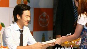 [포토] 김수현, 다정 매너에 녹아내리는 女心