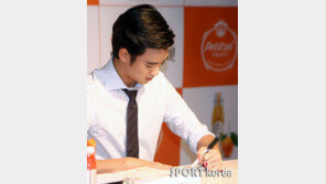 [포토] 왼손잡이 김수현, 사인은 무슨 손으로?