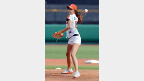 [포토] 금단비, 무결점 각선미+깜찍한 표정 시구