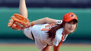 [포토] 금단비, 유연한 시구 자세 ‘다리가 어디까지 올라가?’