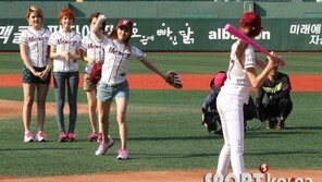 [포토] 치치 수이, 귀여운 표정으로 힘껏 던진 시구!