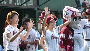 [포토] 치치, 야구팬들에게 수줍은 인사 ‘시구하러 왔어요~’