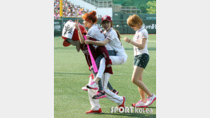 [포토] 절 받고 2명씩이나 업은 턱돌이 ‘힘이 넘처나!’