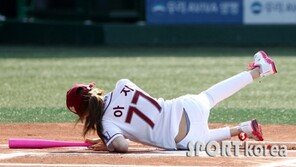 [포토] 치치 아지, 시타 하다 꽈당! 속살 보인 아찔한 순간